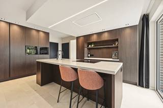<p><strong>Instapklare villa met 4 slaapkamers, 3 badkamers, dubbele inpandige garage, verwarmd zwembad, poolhouse,EPC B (198 kWh/m²/jaar) en conforme elektriciteit op een centrale locatie in Kasterlee.</strong></p>
<p><strong>Omgeving:</strong><br />Gelegen op een vlot bereikbare locatie met een uitstekende verbinding naar het centrum van Kasterlee, winkels, scholen en invalswegen. De woning geniet bovendien van een prachtig open zicht op de achterliggende weilanden.</p>
<p><strong>Indeling:</strong><br /><strong>-1: </strong>kelder <strong>0: </strong>Inkomhal, gastentoilet, leefruimte, eetkamer, keuken, bureau, wasruimte met douche en toilet, berging/vestiaireruimte, dubbele inpandige garage, tuin, verwarmd zwembad en poolhouse <strong>1: </strong>4 slaapkamers, 3 badkamers en dressing <strong>2:</strong> zolder</p>
<p><strong>Omschrijving:</strong><br />Deze ruime en uitstekend onderhouden villa biedt een combinatie van comfort, ruimte en een hoogwaardige afwerking. Dankzij de doordachte indeling, de vele ingebouwde kasten en de prachtige tuin met zwembad vormt deze woning een ideale thuis voor gezinnen die op zoek zijn naar kwalitatief wonen op een centrale locatie in Kasterlee.</p>
<p>Via de inkomhal, voorzien van een apart gastentoilet, komt u in de ruime leefruimte die is opgedeeld in een gezellige zithoek en eetkamer. De grote raampartijen zorgen voor veel natuurlijk licht en bieden een prachtig uitzicht op de achterliggende weides. Vanuit de leefruimte heeft u rechtstreeks toegang tot het ruime, zuidwestgerichte terras, waar u optimaal kunt genieten van de middag- en avondzon. De volledig uitgeruste keuken, vernieuwd in 2025 en voorzien van alle hedendaagse toestellen, sluit naadloos aan op deze leefruimte.</p>
<p>Op het gelijkvloers beschikt de woning daarnaast over een bureau met ingemaakte kasten, een praktische wasruimte met voorzieningen voor wasmachine en droogkast, een extra toilet en inloopdouche. Verder is er een handige berging, momenteel ingericht met een vestiairekast. De dubbele inpandige garage met automatische poorten zorgt voor extra comfort en bergruimte.</p>
<p>De woning beschikt bovendien over een ruime kelder, deels onderkelderd en deels voorzien van een kruipruimte.</p>
<p>Op de eerste verdieping bevinden zich vier volwaardige slaapkamers. Alle slaapkamers zijn uitgerust met airconditioning, wat zorgt voor extra comfort. Drie slaapkamers beschikken over een eigen aansluitende badkamer. De master bedroom heeft toegang tot een badkamer uitgerust met een ligbad, dubbele wastafel en toilet. Daarnaast is er een praktische inloopdressing aanwezig</p>
<p>Verder beschikt de woning nog over een zolderverdieping die extra opslagmogelijkheden biedt.</p>
<p>Buiten geniet u van een volledig aangelegde tuin met een verwarmd zwembad, geplaatst in 2023, en een sfeervol poolhouse. Op het poolhouse werden 16 zonnepanelen geïnstalleerd. Deze buitenruimte biedt alle mogelijkheden om in alle privacy te genieten.</p>
<p>Ook technisch scoort deze woning uitstekend dankzij de conforme elektrische installatie, een EPC van 198 kWh/m²/jaar.</p>
<p><strong>Troeven:</strong><br />- Volledig voorzien van ingemaakte kasten<br />- Keuken vernieuwd in 2025<br />- Dubbele inpandige garage met automatische poorten<br />- Verwarmd zwembad (2023)<br />- Poolhouse met 16 zonnepanelen<br />- Centrale ligging met openbaar vervoer op wandelafstand<br />- Conforme elektrische installatie<br />- EPC: 198 kWh/m²/jaar<br />- Open zicht op achterliggende weides</p>
<p><strong>Bijzondere informatieplicht:</strong> Vg, Ag, Gmo, Gvkr, Gvv</p>