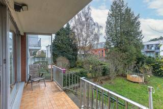 Mooi appartement met 1 slaapkamer, terras en tuin te Oudergem in een wijk waar het zeer aangenaam wonen is. In nabijheid van alle...