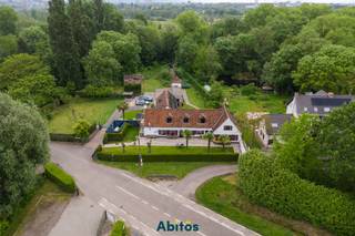 Située dans un véritable écrin de verdure, cette <strong>propriété exceptionnelle</strong> et pleine de caractère de <strong>6.546 m²</strong> fait partie du célèbre domaine historique « Goed der Assels ». Un lieu où histoire et expérience se rencontrent harmonieusement. L’ensemble comprend un restaurant chaleureux et florissant (40 places à l’intérieur et 50 places sur la terrasse ensoleillée) ainsi qu’une charmante ferme datant du début du XIXe siècle, le tout entouré d’un magnifique parc et d’une zone boisée invitant au calme et à la détente.<br /><br />Cette propriété offre également de nombreuses perspectives d’avenir. Le restaurant peut naturellement poursuivre son activité actuelle, mais l’ensemble se prête tout aussi bien à une réorientation vers une vaste résidence privée unique, ou encore à une combinaison entre habitation et activité professionnelle.<br /><br />La situation est tout aussi remarquable que le bien lui-même : à proximité immédiate des <strong>Blaarmeersen </strong>et avec un <strong>accès direct au R4</strong>, tout en profitant d’un environnement entièrement verdoyant. De vastes <strong>possibilités de stationnement pour environ 50 véhicules</strong> complètent parfaitement cet ensemble et renforcent son potentiel commercial et résidentiel.<br />Laissez-vous séduire par le charme et le potentiel de cette <strong>opportunité rare</strong>. Découvrez l’histoire complète sur le site d’Abitos avec photos, vidéo, visite virtuelle, plans et tous les documents utiles.<br /><br />Le bien est repris dans l’inventaire officiel du patrimoine architectural, soulignant ainsi sa valeur historique et son authenticité. Il conviendra d’en tenir compte en cas de rénovations importantes.<br /><br />Laissez-vous accompagner dans cette histoire unique. Contactez Jan pour plus d’informations ou une visite :<br />📞 Jan : 0475 58 00 38<br />📧 jan@abitos.be