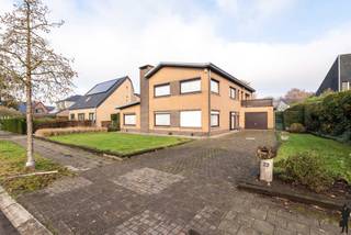 Riante gezinswoning met 4 slaapkamers, 2 badkamers en uitzonderlijke ligging in HoveOp een van de meest gegeerde locaties in Hove, vlak bij het park...