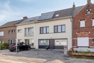 <p><span>Instapklare en uitstekend onderhouden gezinswoning met EPC B, 3 slaapkamers, ruime hobbyruimte, zonnepanelen en garage</span></p><p><span> </span></p><p><span>Bent u op zoek naar een ruime, instapklare woning die doorheen de jaren met de grootste zorg werd onderhouden? Dan is deze heel ruime gezinswoning beslist een bezoek waard. De huidige eigenaars hebben de woning steeds met veel liefde onderhouden en waar nodig gemoderniseerd, met bijzondere aandacht voor wooncomfort, duurzaamheid en energiezuinigheid. Dankzij het EPC-label B geniet u bovendien van een energiezuinige woning die klaar is voor de toekomst.</span></p><p><span> </span></p><p><span>Gelijkvloers</span><span><br />Bij het betreden van de woning komt u binnen in een veelzijdige en bijzonder ruime hobbyruimte, praktijkruimte, bureau of tweede leefruimte.</span></p><p><span>Via de inkomhal bereikt u de gezellige leefruimte met zicht op de tuin en de volledig betegelde keuken, afgewerkt met een kwalitatief werkblad. Op het gelijkvloers bevinden zich verder een apart gastentoilet en een praktische wasplaats met extra douche. Er is ook een kelder voor extra opslagruimte met daarachter een stookplaats voor de mazoutinstallatie.</span></p><p><span> </span></p><p><span>Op de eerste verdieping</span><span> vindt u drie volwaardige slaapkamers en een recent vernieuwde badkamer met inloopdouche, lavabo en 2e wc die hedendaags comfort combineert met een verzorgde afwerking.</span></p><p><span> </span></p><p><span>Via een vaste trap bereikt u de volledig geïsoleerde </span><span>zolder</span><span>, reeds voorzien van een Velux wat tal van mogelijkheden biedt als ruime berging of verder kan worden ingericht. Op het dak werden zonnepanelen geplaatst, wat bijdraagt aan een lagere energiekost.</span></p><p><span> </span></p><p><span>Ook de afwerking van de woning getuigt van kwaliteit.</span><span> Zowel op het gelijkvloers als op de eerste verdieping werd gekozen voor een duurzame stenen vloer. De ramen werden vernieuwd met hoge rendementsglas, spouwmuur, het plat dak en zolderdak werden geïsoleerd. De massieve binnendeuren, de verzorgde afwerking en het gebruik van kwalitatieve materialen zorgen voor een warme, tijdloze uitstraling. Bovendien is de woning bijzonder onderhoudsvriendelijk, bijzonder ruim en met veel licht in elke ruimte en rolluiken.</span></p><p><span> </span></p><p><span>Buiten</span><span> geniet u van een zalig eerste terras met prachtig aangelegde, onderhoudsvriendelijke tuin met wandelpad geflankeerd door vaste planten, die het hele jaar voor genot zorgt. Via het wandelpad bereikt u een tweede, gezellig terras met loungehoek, een ideale plek om in alle rust te ontspannen. Er is ook een praktische buitenberging. Achteraan bevindt zich een brede achterpoort met toegang tot de garagebox, die uitkomt op een zijstraat. De garage is uitgerust met een automatische garagepoort, wat zorgt voor extra comfort. Bovendien zijn er ook nog 2 parkeerplaatsen aan de voorgevel van het huis.</span></p><p><span> </span></p><p><span>Troeven van de woning</span></p><p><span>* EPC-label B</span></p><p><span>* Instapklare, uitstekend onderhouden woning</span></p><p><span>* Doorheen de jaren zorgvuldig gemoderniseerd</span></p><p><span>* Ruime multifunctionele hobbyruimte, praktijkruimte of tweede leefruimte</span></p><p><span>* Gezellige, grote leefruimte met zicht op tuin </span></p><p><span>* volledig ingerichte leefkeuken</span></p><p><span>* Vernieuwde badkamer</span></p><p><span>* 3 volwaardige slaapkamers</span></p><p><span>* Geïsoleerde zolder bereikbaar via vaste trap</span></p><p><span>* Zonnepanelen</span></p><p><span>* Kwalitatieve afwerking met massieve binnendeuren</span></p><p><span>* Duurzame stenen vloeren op gelijkvloers en verdieping</span></p><p><span>* Onderhoudsvriendelijke tuin met een wandelpad geflankeerd door mooie vaste planten</span></p><p><span>* Twee zonnige terrassen</span></p><p><span>* Garage met automatische poort en uitweg via achterliggende zijstraat</span></p><p><span> </span></p><p><span>Deze verzorgde woning combineert ruimte, kwaliteit, energiezuinigheid en een prachtige tuin tot een bijzonder aangenaam geheel. Een ideale thuis voor wie op zoek is naar een instapklare woning waar comfort en degelijk onderhoud centraal staan.</span></p><p><span> </span></p><p><span>CONTACTEER BELLINA: 0471 200 189 / bellina@maximm.be</span></p><p><span>BEZOEKDAG: zaterdag 22 augustus 2026 - 10H - 12H</span></p><p><span>VOORAF INSCHRIJVEN VERPLICHT !</span></p><p><span> </span></p>