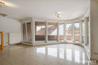 Looking for a move-in-ready duplex apartment in a prime location? This beautiful apartment at Tieltsestraat 2 in Hulste combines comfort, space, and natural light to create an ideal home.LocationLocated in the heart of Hulste, you’ll enjoy a central yet quiet setting. Shops, schools, and public transportation are all within walking distance. Additionally, this location offers easy access to surrounding towns. An added bonus is the pleasant view of Hulste’s charming church square.LayoutThe duplex apartment is completely move-in ready and features a light-filled living area with large windows. Adjacent to this is the fully equipped kitchen, complete with all necessary appliances. From the living area, you have access to a pleasant terrace overlooking the church square.On the upper floor, you’ll find three full-sized bedrooms and a bathroom equipped with both a shower and a bathtub.In addition, the apartment features a private double garage, providing extra comfort and security.For more information or to schedule a visit, call 056 96 08 00