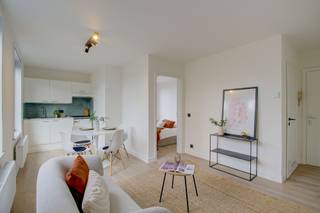 <p><span>Gerenoveerd één-slaapkamerappartement op het gelijkvloers met een ideale ligging en bereikbaarheid. </span></p><p><span>Het appartement beschikt over een woonruimte met open keuken, een volwaardige slaapkamer, ingerichte badkamer en privatieve parking. </span></p><p><span>- conforme elektriciteitsinstallatie </span></p><p><span>- EPC-score van C </span></p><p><span>Vraagprijs: 119.000 euro</span></p><p><span>Voor wie op zoek is naar een betaalbare woonst of een interessante investering met mooi rendement.</span></p>