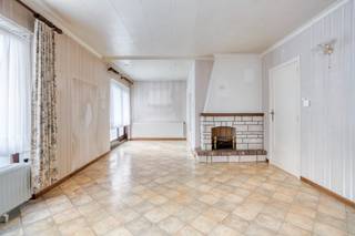 Deze woning is gelegen in het pittoreske Vreren, een rustige en landelijke deelgemeente van Tongeren-Borgloon. U geniet hier van een aangename woonomgeving met een vlotte verbinding naar het centrum van Tongeren, omliggende gemeenten en de belangrijkste invalswegen. Dankzij de combinatie van rust, groen en een goede bereikbaarheid vormt deze locatie een ideale uitvalsbasis voor wie comfortabel wil wonen in een landelijke omgeving. De woning is toe aan een renovatie, waardoor u ze volledig naar eigen smaak en volgens hedendaagse woonnormen kunt inrichten. Dankzij het EPC-label D geldt er echter geen renovatieplicht, wat een interessante troef vormt voor zowel eigenaars-bewoners als investeerders.<br /><br />Bij het betreden van de woning komt u terecht in een ruime inkomhal. Op het gelijkvloers bevinden zich verder een praktische badkamer, een ruime wasplaats en een garage met aansluitend een berging achteraan.<br /><br />De eerste verdieping omvat twee slaapkamers, een gezellige leefruimte, een extra bergruimte, de keuken en een afzonderlijk toilet.<br /><br />De woning beschikt over een aangename tuin waar u in alle rust kunt genieten van het buitenleven.<br /><br />Bent u op zoek naar een woning met potentieel op een rustige locatie? Dan is deze bel-étagewoning in Vreren zeker een bezoek waard. <br /> 