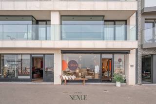 Standing full commercial property located in an interesting commercial part of the Zeedijk-Het Zoute near the Albertplein & Kustlaan. <br /><br />Some nearby shops: Scapa, Scapa Home, Gallery Sigurd Tanghe, Gallery Samuel Vanhoegaerden...<br /><br />The property is suitable for various purposes except for catering. <br />No takeover.
