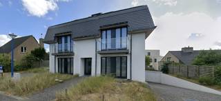 Grand garage double (2 voitures) situé en haut de la colline, avec porte sectionnelle. Pour ceux qui savent se décider rapidement. Idéal pour ceux qui recherchent un espace de rangement ou un parking dans un emplacement de choix à Oostduinkerke.