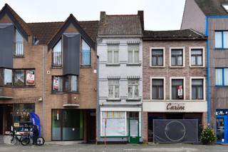 Deze unieke woning met handelsruimte ademt karakter en authenticiteit. Originele elementen zoals een prachtige art-deco lichtkoepel, een...