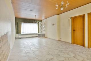 <p><span>SOLIDE EN RUIME GEZINSWONING MET 3 SLAAPKAMERS, GARAGE EN TUIN OP 6A 75CA.</span></p><p><span>Het huis is rustig gelegen langsheen de Donkstraat in het landelijke Ruisbroek. De nabijheid van de N16 en A12 verzekert een vlotte bereikbaarheid.</span></p><p><span>De woning heeft een degelijke structuur en beschikt over een condensatieketel op aardgas en geïsoleerd dak. </span></p><p><span>Het pand biedt heel wat potentieel mits het uitvoeren van een aantal renovatiewerken.</span></p><p><span> </span></p><p><span>Gelijkvloers: Inkomhal / ruime leefruimte met eetplaats en salon (34 m²) / keuken met basistoestellen / garage - bergplaats.</span></p><p><span>1ste verd.: Nachthal / 3 ruime slaapkamers (4 x 3,85m; 3,75 x 3m; 14 m²) / grote badkamer met wastafel en ligbad met douchestang.</span></p><p><span>Zolder met extra bergruimte.</span></p><p><span> </span></p><p><span>De leuke en grote tuin is een extra troef.</span></p>