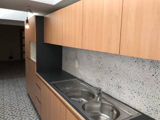 Mooie vernieuwde woning.  Inkom, living, eetplaats, modern ingerichte keuken met eethoek, badkamer met bad/douche, kelder, wasplaats, 2...