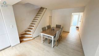 <p><span>Rustig wonen in het Onkerzele, met De Gavers vlakbij</span></p><p><span>Welkom in deze instapklare woning, gelegen in de </span><span>Botermelkstraat 60 in Onkerzele</span><span>. Hier geniet u van een aangename combinatie van rust, ruimte en comfort, in een groene omgeving met het recreatiedomein </span><span>De Gavers</span><span> op wandelafstand. Ook een lagere school bevindt zich op wandelafstand, wat deze locatie bijzonder interessant maakt voor gezinnen.</span></p><p><span>De woning is gelegen op een ruim perceel van </span><span>1.048 m²</span><span> en beschikt over </span><span>twee slaapkamers en een zolderkamer</span><span>. Dankzij de praktische indeling en de aangename leefruimtes biedt deze woning een comfortabele thuis voor wie op zoek is naar rustig wonen met voldoende ruimte.</span></p><p><span>Het hart van de woning wordt gevormd door de </span><span>open keuken met eiland</span><span>, uitgerust met moderne inbouwapparatuur. De keuken sluit mooi aan op de ruime woon- en eetzone, waardoor een open en uitnodigende leefruimte ontstaat. De hoge plafonds, grote raampartijen aan de achterzijde en de automatische lichtkoepel in de keuken zorgen voor voldoende natuurlijk lichtinval. De houten vloeren brengen extra warmte en karakter in het interieur.</span></p><p><span>De drie slaapkamers zijn aangenaam ingericht en genieten van een mooie lichtinval dankzij de diverse raamdetails, waaronder dakvensters. Ze bieden voldoende ruimte voor slaapmeubels en kasten.</span></p><p><span>Een absolute troef is het </span><span>ruime buitenterras</span><span>, waar u heerlijk kunt ontspannen of gezellig samenkomen met familie en vrienden. De tuin biedt volop mogelijkheden voor buitenactiviteiten en wordt omgeven door groen, wat zorgt voor een aangename sfeer en privacy.</span></p><p><span>De ligging in Onkerzele combineert het beste van twee werelden: rustig en groen wonen, terwijl recreatie, scholen en dagelijkse voorzieningen vlot bereikbaar zijn.</span><span> Een woning met ruimte, licht en potentieel, ideaal voor wie op zoek is naar een aangename thuis in een rustige omgeving.</span></p><p><span> </span></p><p><span>Voor inlichtingen of een bezoek gelieve op de advertentie te reageren, wij bellen u zelf op om een afspraak in te plannen.</span></p>