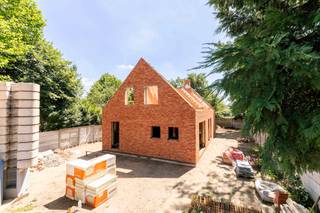 Nieuwbouw open bebouwing met 3 slaapkamers, bureau, dressing, badkamer, terras en tuin!6% BTW mogelijk mits voldoen aan de voorwaarden!Indeling GLV:...