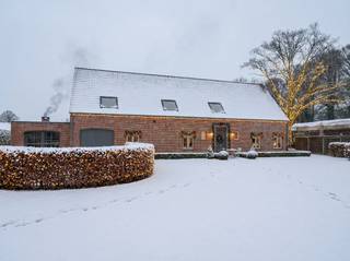 Deze indrukwekkende hoeve (bew opp.379.m²) met 4 slaapkamers, 2 badkamers, ruime leefkeuken, gezellige woonkamer, wasplaats, inpandige garage, polyvalente ruimte en ruim bijgebouw en tuinhuis is gelegen op een groen domein met prachtig uitzicht op omliggende weilanden. De woning biedt vele mogelijkheden. Hier geniet u van ruimte en rust op een interessante locatie in Herentals. <br /><br />Deze villa is volledig herbouwd in 2004 en biedt de mogelijkheid helemaal gelijkvloers te wonen of een apart woongedeelte te creëren voor een inwonend familielid. <br /><br />Indeling:<br />Gelijkvloers:<br />U betreedt de woning via de gezellige inkomhal met apart toilet en vestiaire. Via deze weg heeft u toegang tot de sfeervolle woonkamer op parket die een prachtig zicht heeft op het voorgelegen weiland. De open leefkeuken is voorzien van de nodige toestellen (kookvuur, oven, combi-oven, vaatwasmachine, koelkast en natuurstenen werkblad). Aansluitend aan de keuken bevindt zich de berging met ingemaakte kasten en vaatwasmachine. Op de gelijkvloerse verdieping is er ook een ruime slaapkamer aanwezig met bijhorende vernieuwde badkamer die voorzien is van douche en dubbele lavabo. Door een polyvalente ruimte (voorzien van houtkachel) kan dit stuk volledig apart als extra woongedeelte gebruikt worden of als atelierruimte voor de creatievelingen.<br /><br />Voorts is er ook een inpandige garage voorzien. <br /><br />Eerste verdieping:<br />De bovenverdieping is uitgerust met parket en is opgedeeld in een master bedroom met bijhorende dressing en 2 extra slaapkamers. De badkamer is ruim en voorzien van een ligbad, douche, lavabo en toilet. Praktische wasplaats en zeer ruime polyvalente ruimte die toegang geeft tot een extra zolder. <br /><br />Tuin:<br />In de tuin is het aangenaam vertoeven door de zuidoost oriëntatie en het weidse uitzicht aan de voorkant van de woning. Voorts bevindt er zich een tuinhuis met overdekt terras en een bijgebouw van +/- 80m² dat dienst kan doen als werkruimte (bespreekbaar om dit al dan niet aan te kopen).<br /><br />Bijzonderheden:<br />- Mogelijkheid extra stuk weiland aan te kopen<br />- Kwalitatieve afwerking<br />- 2 regenputten van 5.000l<br />- Bijgebouw dat dienst kan doen als werkruimte<br />- Mogelijkheid volledig gelijkvloers te wonen of extra aparte woonruimte te creëren