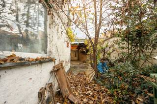 <p>Deze woning is gelegen in het centrum van Niel, op wandelafstand van winkels, openbaar vervoer en andere voorzieningen. Het pand is grondig te renoveren en biedt daardoor veel potentieel voor wie op zoek is naar een projectlocatie.</p>
<p>Een belangrijke troef is dat het perceel<span> </span><strong>aan de achterzijde aansluit</strong><span> </span>op het pand gelegen aan<span> </span><strong>Emiel Dewittstraat 25</strong>, wat extra mogelijkheden creëert voor wie denkt aan een<span> </span><strong>groter ontwikkelingsproject</strong>.</p>
<p>Het pand is onbewoonbaar verklaard, niet-asbestveilig en valt onder de renovatieplicht.</p>
<p><strong>Indeling:</strong><br />Gelijkvloers: inkomhal, woonkamer, keuken, badkamer<br />Verdieping 1: nachthal en drie slaapkamers.</p>
<p><strong>Extra troeven:<br /></strong>✔️ Mogelijkheid tot projectgrond i.c.m. achterliggend pand<br /><br />Kom gerust eens kijken.<br />Plan jouw bezoek in via jarno@groepvanhaute.be of 0492 83 88 19.</p>