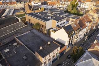 <p><span>PROJECTS ID </span><span>vous présente </span><span>"ATELIER" </span><span>une promotion immobilière, à taille humaine, de qualité situé dans le quartier Maritime (/Tour &amp; Taxis) : </span></p><p><span> </span></p><p><span>Alliant </span><span>logement et activité professionnelle, </span><span>superbe et unique </span><span>maison "d'atelier" </span><span>neuve</span><span> </span><span>(+/- 234 m2)</span><span> </span><span>avec terrasses</span><span> </span><span> (24 m2) sise dans un îlot intérieur faisant partie intégrante du projet </span><span>"ATELIER"</span><span> (UNE OASIS DE VERDURE DANS LA VILLE).</span></p><p><span>Jouissant à la fois d'une bonne visibilité, d'une grande intimité, d'une lumière abondante et de technologies à faible consommation d'énergie </span><span>(PEB A)</span><span>, celle-ci se compose :</span></p><p><span>Au rez-de-chaussée </span><span>: D'une impressionnante surface, à double hauteur, galerie/pour activité professionnelle équipée d'une kitchenette, d'un wc séparé et d'un débarras. </span></p><p><span>D'un bel espace en mezzanine idéal pour un bureau complémentaire, une salle de réunion et/ou de stockage d'archives.</span></p><p><span>Au premier étage </span><span>: D'une belle surface de logement ouverte (séjour - salle à manger - cuisine avec îlot) équipée d'une grande baie vitrée (près de 9 m) et d'une terrasse de 10 m2 orienté sud-est . </span></p><p><span>Un claustra en bois contrôle l'ensoleillement et l'intimité de la terrasse et de l'espace intérieur à chaque instant.</span></p><p><span>Au deuxième étage </span><span>: De trois chambres, d'une grande terrasse accessible depuis les trois chambres, d'une salle de douche (double lavabos et douche à l'italienne), d'un wc séparé et deux espaces de rangement.</span></p><p><span>Un claustra en bois contrôle l'ensoleillement et l'intimité de la terrasse et des trois chambres à chaque instant. </span></p><p><span>Situé à deux pas de </span><span>TOUR &amp; TAXIS</span><span>, vivez et travaillez urbain en toute quiétude grâce à l'espace intérieur (commun) ouvert et verdoyant, à la conception architecturale unique, et aux équipements proposés.</span></p><p><span> </span></p><p><span>Contactez-nous afin de découvrir plus en détail ce magnifique projet au</span><span> 02 231 13 54 </span><span>ou par e-mail</span><span> <span>brussels@immoid.be</span></span></p><p><span> </span></p><p><span>Une exclusivité </span><span>PROJECTS ID </span><span>Bruxelles &amp; Mechelen </span><span>!</span></p><p><span> </span></p><p><span>Conditions :</span></p><p><span>Prix : </span><span>749.000 € </span></p><p><span>(Vente soumise au régime de la TVA (21% (ou 6% si conditions remplies) sur la partie construction et aux droits d’enregistrement (12,5%) sur la partie terrain). </span></p><p><span>Livraison (+/-) : pour le second trimestre 2025</span></p><p><span>Disponibilité : </span><span>3 </span><span>maisons d'atelier (+/- 234 m2 à 240 m2)</span></p><p><span>Disponible en supplément : Emplacement de parking voiture - emplacement de parking moto - cave.</span></p>