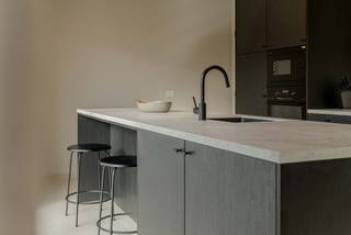 Ontdek deze landelijke kijkwoning (lot 109) in Hooglede op een perceel van 261 m². Deze woning werd <strong>volledig ingericht</strong>, is nu beschikbaar voor verkoop en kan dus met meubels en decoratiestukken overgenomen worden. Een ideaal voorstel voor mensen die kiezen voor een optimaal interieur en comfort. Bouwadviseur Sam bespreekt graag de mogelijkheden. Geniet van een lichtrijke leefruimte door de grote raampartijen en geïnstalleerde open keuken en aansluitende garage met ruimte voor een wasplaats/berging. Op de eerste verdieping zijn er <strong>4 volwaardige slaapkamers</strong>, een badkamer met dubbele wastafel, een douche én bad, en een apart toilet. Via een vaste trap kom je bij een <strong>ruime zolder</strong> die ingericht kan worden tot nog een extra slaapkamer of hobbyruimte. De woning met vloerverwarming is aangesloten op een warmtenet en ligt in een innovatief en futureproof woonproject met gemeenschappelijke pleinen, groenzones en waterpartijen. De woning heeft een <strong>aangelegd terras en tuin met afsluiting</strong>, die trouwens perfect<strong> zuidwest georiënteerd </strong>is. Ook de voortuin is reeds aangelegd voortuin  met oprit en pad naar de voordeur.<br /><br />Met een <strong>E-peil onder de 20</strong> geniet je van heel wat voordelen en als bewoner van dit futureproof woonproject beschik je daarbij van een e-mobipunt met <strong>laadpalen en gepersonaliseerde pakjesdienst</strong>.<br /><br />Er is een vlotte verbinding met de ring rond Roeselare en het centrum van Roeselare en ook de vlotte N-Z / O-W-fietsverbinding draagt bij tot een fietsvriendelijke woonbuurt. Op 6 minuten fietsen bereik je het mammoetcentrum van Roeselare. Deze prijs is exclusief kosten en btw.<br /><br />Heel wat woningen in deze straat zijn reeds bewoond. <strong>Benieuwd hoe deze bewoners hun aankoop en verhuis naar hun nieuwe woning ervaren hebben? </strong><u>Lees hier een getuigenis uit eerste hand. </u><br /><br />Deze all-inprijs excl. kosten omvat een volledig afgewerkte, instapklare woning met álle voorzieningen en omgevingswerken inbegrepen. De totale kostprijs inclusief wettelijke kosten waaronder registratierechten, btw, notariskosten en aansluitingskosten kan je eenvoudig bekijken op onze <u><strong>website</strong></u>: <u><strong>www.dumobil.be/nl/woonprojecten/projecten/hooglede-nieuwbouwwoningen</strong></u> En/of contacteer onze bouwadviseur Sam Borrey voor meer info: 0483/21.01.33 | sam@dumobil.be<br /> 