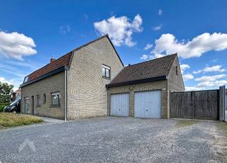 <p>Een zee van ruimte, een gigantische tuin en volop mogelijkheden! Deze energiezuinige halfopen woning is een ideale gezinswoning en biedt dankzij enkele opfrissingswerken de perfecte kans om helemaal naar eigen smaak in te richten.</p>
<p>De ruime inkomhal met gastentoilet leidt naar de aangename leefruimte met gezellige zit- en eethoek en zicht op de tuin. De ruime keuken geniet eveneens van een mooi tuinzicht en geeft rechtstreeks toegang tot de tuin en de aansluitende berging met wasplaats. Verder is er op het gelijkvloers een praktische doucheruimte met lavabo en een droge kelder.</p>
<p>De grote troef? De enorme tuin met ruim terras en gedeeltelijke overkapping. Een heerlijke plek voor zomerse etentjes, spelende kinderen of gewoon genieten van de rust en ruimte. De dubbele garage en oprit met plaats voor 2 wagens maken het plaatje compleet.</p>
<p>Boven bevinden zich 3 volwaardige slaapkamers en een badkamer met ligbad en dubbele lavabo. Er is een apart toilet en grote bergzolder.</p>
Een ruime woning met een fantastische tuin, veel parkeermogelijkheden en alle potentieel om er jouw ideale thuis van te maken!<br /><br />Extra troeven<br /><br />
<ul>
<li>EPC C</li>
<li>zonnepanelen</li>
<li>alarm</li>
<li>regenwaterput 10000 l</li>
<li>grondwaterput</li>
<li>rolluiken beneden en boven</li>
</ul>
<br />Deze woning is te koop ZONDER makelaar via het concept van Smart Houses. Wenst u verdere inlichtingen of een bezoek? Contacteer rechtstreeks de eigenaar via 0496/771.812