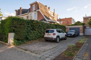<p><span>Achter deze prachtige gevel schuilt zich een riante woning met maar liefst ca 320m² bew. opp. De woning bevindt zich op een interessante ligging in de Pulhofwijk tussen de Grote Steenweg en Berchem station. Het geheel werd in 2022 grotendeels gerenoveerd en heeft achteraan nog een polyvalente koetshuis (goed voor 2 wagens met nog 3 extra staanplaatsen vooraan). Mooie inkomhal met op de volledige breedte aan de achterzijde de vernieuwde open keuken die doorgang geeft op de tuin/binnenplein met acces naar de achterliggende koetshuis. Vooraan treffen we een schitterende leefruimte op parket.Verd. 1 : vooraan een masterbedroom met dressing en eigen badkamer en aan de achterzijde thans een schitterende kamer (voormalig waren dit er 2). Verd2.: drie extra slaapkamers en een 2de badkamer. Volledig onderkelderd. </span></p><p><span>Prima gezinswoning op toplocatie!</span></p><p><span> </span></p><p><span> </span></p>
