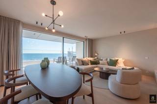 Op de zesde verdieping van de residentie Milenka, in het hart van het Zoute, bevindt zich dit elegant afgewerkt appartement met drie...