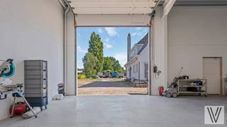 Ruime nieuwbouwloods voor alle doeleinden met een mogelijkheid van het parkeren van 4 wagens. ruime hoge inrijpoort (hoogte 4,95 m op breedte 4,40...