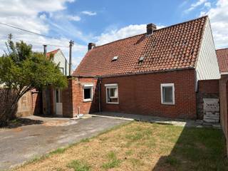 <p>Deze afbraakwoning op een perceel van 452 m² biedt een uitstekende ontwikkelingskans. Het hoekperceel beschikt over een zuidwest gerichte tuin en een praktische toegang langs de zijkant, ideaal voor het ontwerpen van een ruime nieuwbouwwoning met optimale lichtinval en functionele circulatie.</p>
<p><span>De combinatie van projectgrond, oriëntatie en ligging maakt dit een bijzonder interessant dossier voor investeerders en bouwprofessionals.<br /><br />Voor verdere info of een bezoek, contacteer Bruno 0496 234126 of bruno.vanthuyne@acasa.immo<br /></span></p>