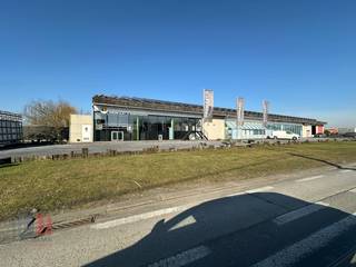Op een strategische ligging in Kuurne bevindt zich dit uitgebreid bedrijfscomplex met een totale gebouwoppervlakte van +/- 6.555 m², gelegen op...