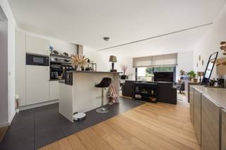 <strong>Ligging</strong>: Centrum van Turnhout, dicht bij de watertoren, station, Zeshoek en cultureel centrum 'de Warande'.<br /><br /><strong>Indeling</strong>: inkomhal, washoek, toilet, woonkamer met open keuken,1 slaapkamers, douchekamer, terras, kelderberging<br />
<p><strong>Omschrijving:</strong> verzorgd éénslaapkamerappartement op de eerste verdieping, gelegen pal in het centrum van Turnhout. Omschrijving: inkomhal met apart toilet en washoek. Woonkamer met veel lichtinval en aansluitend ruim zuidgericht terras met voldoende privacy. Open keuken met kastwerk, dampkap, keramische kookplaat, combi-oven en ijskast met vriezer. Douchekamer voozien van badkamermeubel met ingebouwde wastafel en douche. Kelderberging. 1 slaapkamer. Geen lift aanwezig of autostaanplaats aanwezig. Publieke parkeerplaatsen in de onmiddellijke omgeving met gebruik van parkeerkaart. <br /><br />Het appartement is momenteeel verhuurd voor € 712,29 per maand (geïndexeerd). Opzeg voor eigen gebruik: 6 maanden vanaf akte<br /><br />Epc-score: 83 kWh/m² (label A) - conforme elektriciteit <br />Maandelijkse lasten: € 85 <br /><br /><strong>Bijzondere informatieplicht:</strong> in aanvraag<br /><br /><br /></p>
<p></p>