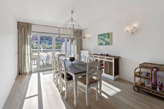 Langs de wandel- en fietspromenade aan de jachthaven, die Nieuwpoort-Bad met Nieuwpoort-Stad verbindt, bevindt zich dit doorloopappartement met...