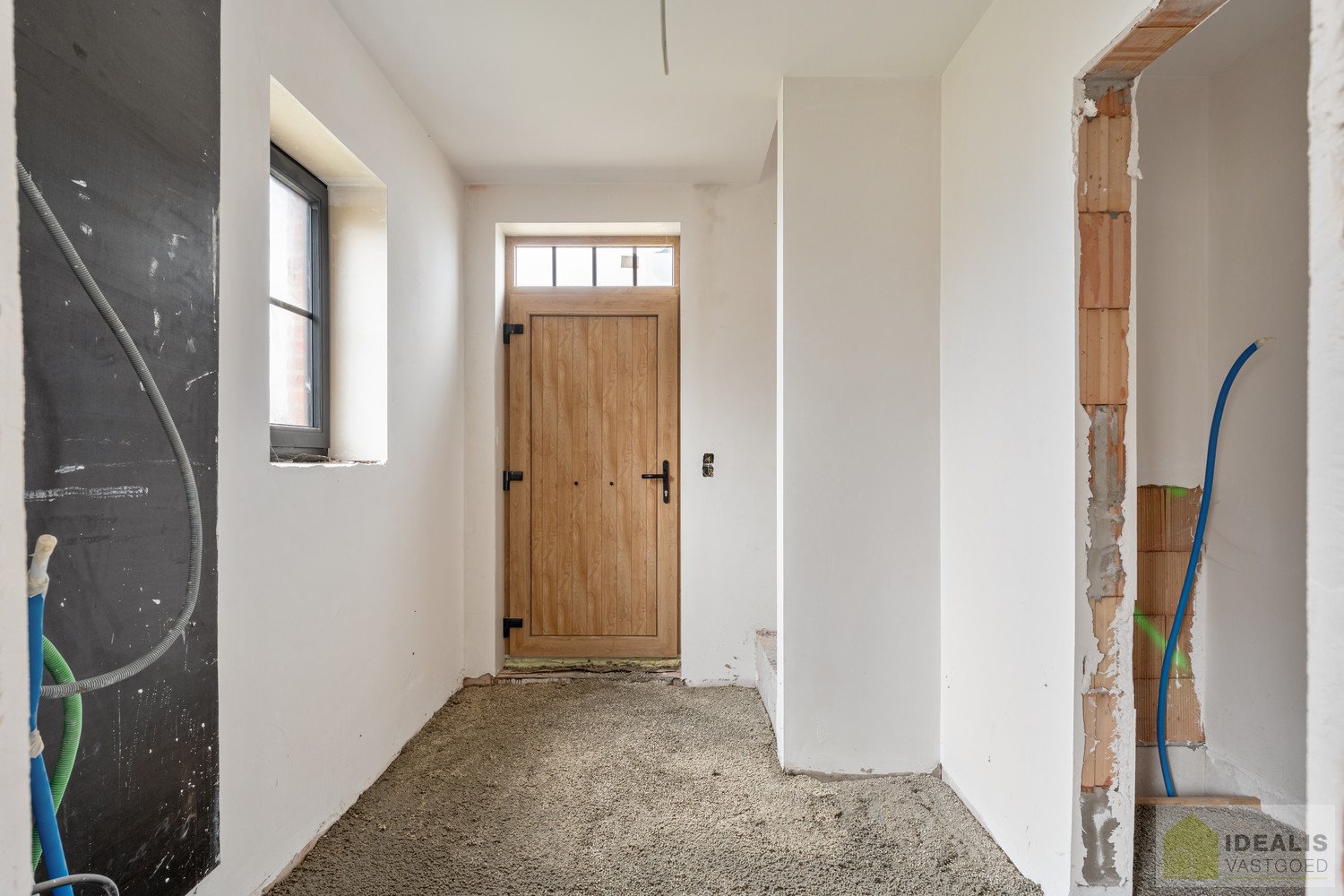 PRACHTIGE NIEUWBOUWWONING (GRONDAANDEEL €85.000,00 + 12% REGISTRATIERECHTEN EN CONSTRUCTIE €293.000,00 + 21% BTW) MET EEN HEERLIJK LICHTRIJKE WOONKAMER MET OPEN KEUKEN MET AANSLUITEND BERGPLAATS, 3 SLAAPKAMERS, EEN RUIME BADKAMER VOORZIEN VAN ALLE COMFORT - foto 3