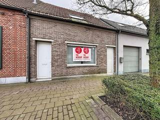 Indeling als volgt:Gelijkvloers:- Inkomdeur die uitgeeft op trap naar eerste verdieping en de toegang tot de leefruimte op het gelijkvloers.- Leefruimte opgedeeld in een eet- en zithoek.- Keuken is voorzien van een spoelbak, gaskookvuur met dampkap en opbergruimte.- Aansluitend aan de keuken de wasplaats met aansluiting voor wasmachine.- Badkamer voorzien van lavabo, toilet en ligbad.Op de eerste verdieping zijn er twee slaapkamers.Bijzonderheden:- BJ: periode 1900 - 1918, geen vergunningen gekend.- Toffe tuin met tuinberging.- Via tweede deur in voorgevel toegang tot de tuin en achterdeur.- EPC: E-label, renovatieplicht van toepassing!Interesse? Vraag je bezoek via veerle.pierar@dewaele.com of 03/369.42.50.(ver-)Kopen of (ver-)huren in de Noorderkempen?Met vragen kan u altijd bij ons terecht! Dewaele VastgoedDeze AI-visualisaties zijn bedoeld als inspiratie. Er werd geen rekening gehouden met technische specificaties, stedenbouwkundige voorschriften of de concrete mogelijkheden tot realisatie.Dit pand is onderworpen aan de renovatieverplichting van de Vlaamse overheid voor residentiële gebouwen (behoudens bij sloop binnen 5 jaar na de aankoop). Consulteer voor meer informatie de website van het Vlaams Energie- en Klimaatagentschap via https://www.vlaanderen.be/een-woning-kopen/renovatieverplichting-voor-residentiele-gebouwen