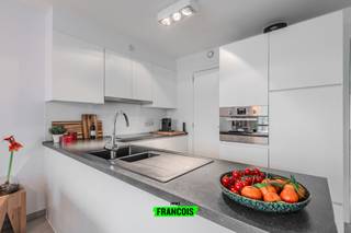 In de rustige Kleine Kerkweg in Middelkerke vindt u dit moderne appartement in een recente residentie van 2015. De ligging is ideaal: op korte afstand van zowel het centrum als het strand, terwijl u toch geniet van een aangename en rustige omgeving.<br /><br />De residentie is kleinschalig opgebouwd met slechts één appartement per verdieping, wat zorgt voor extra rust en privacy. Vanuit het appartement kijkt u uit op het groene Normandpark, wat een open en aangenaam gevoel creëert.<br /><br />Binnenin beschikt het appartement over een lichtrijke leefruimte met aansluitend een zonnig terras. Verder zijn er twee volwaardige slaapkamers, een afzonderlijk gastentoilet en een hedendaagse badkamer uitgerust met een ruime inloopdouche. Dankzij de kwalitatieve afwerking en de moderne voorzieningen is het appartement volledig instapklaar.<br /><br />Ook op energetisch vlak is dit een sterke woonst. Vloerverwarming, een uitstekende EPC-score A en een conforme elektrische installatie dragen bij aan een energiezuinig en comfortabel wooncomfort. Op het gelijkvloers bevindt zich bovendien een ruime privatieve berging, ideaal voor extra stockage. Daarnaast bestaat de mogelijkheid om een garage vlakbij het gebouw te huren of aan te kopen.<br /><br />Dit appartement is de perfecte keuze voor wie op zoek is naar comfortabel wonen op een centrale ligging aan de kust, zonder renovatie- of opfriszorgen.<br /><br />De huurprijs bedraagt 900€ + 100€ algemene kosten.<br /><br />Optioneel kan een garage gehuurd worden voor 150€/maand.<br /><br />Extra troeven<br /><br />Recent gebouw (2015)<br /><br />Energiezuinig appartement met EPC A<br /><br />Conforme elektrische installatie<br /><br />Zonnig terras<br /><br />Open zicht op groen<br /><br />Twee ruime slaapkamers<br /><br />Grote privatieve berging<br /><br />Kleinschalige residentie<br /><br />Mogelijkheid tot garage vlakbij<br /><br />Rustige ligging nabij centrum en strand