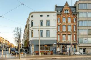 <p><span>ANTWERPEN - 't Zuid</span><span>: Over nieuw justitipaleis, instapklaar commercieel handelspand 85m² voor o.a. horeca</span></p><p><span> </span></p><p><span>BESCHRIJVING:</span></p><p><span> </span></p><p><span>Dit hoekpand is gelegen aan de Bolivarplaats, net tegenover het nieuw gerechtshof en geniet van een uitstekende visibiliteit.</span></p><p><span>Gelijkvloers bevindt zich een volledig vernieuwd restaurant met keuken. Vergunning voor groot terras werd verkregen.</span></p><p><span>Op de mezzanine zijn er extra zitplaatsen en bevinden zich de toiletten.</span></p><p><span> </span></p><p><span>BIJZONDERHEDEN:</span></p><p><span> </span></p><p><span>* HORECA mogelijk</span></p><p><span>* Onroerende voorheffing 110 €/maand</span></p><p><span>* Beschikbaar vanaf 15/05/2026</span></p><p><span>* Inboedel kan overgekocht worden</span></p><p><span>* Vrij van brouwer</span></p>