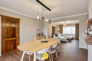 Langs de Maastrichtersteenweg ter hoogte van nummer 249 bevindt zich deze half vrijstaande woning met 4 slaapkamers en uitbreidingsmogelijkheden op zolder, op een ruim zuid gericht perceel van 8a 45ca.<br /><br />Het centrum van Tongeren ligt op anderhalve kilometer of een drietal minuutjes rijden. Het station en alle dagelijkse voorzieningen liggen hier vlakbij. Tegelijkertijd vindt men de oprit E313 richting Hasselt of Luik op slechts een vijftal minuutjes rijden, ideaal voor wie een vlotte verbinding zoekt met omliggende steden. <br /><br /><br />Deze mooie gezellige woning met zeer degelijke structuur werd netjes en comfortabel ingericht en voortdurend met de beste zorgen onderhouden. Recent nog werd een nieuwe badkamer geïnstalleerd, samen met nieuwe vloeren en vernieuwing van de schilderwerken. Op heden kan een EPC worden voorgelegd met een gunstige score van 264 kWh/M² pj – label C, zodat dit eigendom niet onderhevig is aan de renovatieplicht. Anderzijds zijn hier nog mogelijkheden om efficiënt te verbeteren, zonder dat dit dringend aan de orde zal zijn. De koper zal hier een bijzonder gezellige degelijke instapklare woning aantreffen, klaar om onmiddellijk een nieuwe thuis van te maken. <br /><br /><br />INDELING/OMSCHRIJVING<br /><br />GELIJKVLOERS<br />-Inkomhal met stijlvolle travertin vloer en mooie houten trap naar de verdieping - hier ervaart men al onmiddellijk bij binnenkomst een degelijke stijlvolle indruk, die men verder in de woning zal kunnen terugvinden<br />-Ruime leefruimte in L-vorm ingedeeld met een gezellige zithoek bij de gashaard, een eetplaats met zicht en toegang tot terras en tuin, en een handige ruimte die mogelijk kan dienstdoen als speelruimte voor de kinderen of bureel voor thuiswerk<br />-Leuk overdekt terras in het verlengde van de leefruimte, gericht naar het zuiden, met heerlijk zicht op de achterliggende omgeving<br />-Ingerichte keuken<br />-Gastentoilet<br />1ste VERDIEPING<br />-Nachthal<br />-Vier volwaardige slaapkamers<br />-Knap vernieuwde badkamer, zeer verzorgd afgewerkt<br />-Vaste trap naar de zolderverdieping<br />ZOLDER<br />-Ruime open zolder, met mogelijkheden voor inrichting als vijfde slaapkamer, bureel, hobbyruimte,..<br />KELDER<br />-Volledig onderkelderd, met CV en verschillende bergruimtes rechtstreeks uitgevend op niveau van de tuin, en rechtstreeks toegankelijk via de tuin<br />BUITENOMGEVING<br />-Heerlijk overdekt terras, rechtstreeks aansluitend op de leefruimtes, met zicht op de lagergelegen tuin en omgeving, de ideale plek om te genieten van de zon en de rust, of om familie en vrienden te ontvangen in de ideale sfeer<br />-Leuke zuid gerichte tuin, met een tweede terras en gazon, licht afhellend met zicht op de achterliggende omgeving<br />-Handige garage<br /><br />EPC: 264 kWh/m² pj – Label C – geen renovatieplicht - elektrische installatie conform, met bijhorend attest. <br /><br /><br />Deze met smaak ingerichte halfopen woning kan een mooi aanbod zijn voor (kroostrijke) gezinnen die op zoek zijn naar een degelijke instapklare woning met veel ruimte en uitbreidingsmogelijkheden, een heerlijk terras en een leuke tuin met zicht op groen, op een centrale ligging zowel vlak bij het centrum als de snelweg.