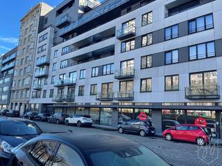 Deze parkeerlocatie bevindt zich in een bloeiend gebied en biedt een perfecte oplossing voor bewoners in de buurt of lokale bedrijven die hun parkeergelegenheid willen uitbreiden.<br /><strong>Details van de garageplaatsen:</strong>
<ul>
<li><strong>Type</strong>: Ondergronds parkeren</li>
<li><strong>Aantal</strong> <strong>beschikbare</strong> <strong>plaatsen</strong>: 3</li>
<li><strong>Veiligheid</strong>: Beveiligde toegang met automatische poort en camerabewaking.</li>
<li><strong>Toegankelijkheid</strong>: Gemakkelijke toegang via een goed verlichte inrit</li>
<li><strong>Afmetingen</strong>: Ruime parkeerplaatsen, geschikt voor alle autotypes inclusief SUV’s</li>
</ul>
Deze parkeerplaatsen zijn ideaal voor wie in het centrum van Brussel werkt of woont en op zoek is naar een veilige, permanente parkeeroplossing. De Helihavenlaan ligt centraal, wat betekent dat u snel en gemakkelijk toegang heeft tot de belangrijkste uitvalswegen, openbaar vervoer en de vele voorzieningen die de stad Brussel te bieden heeft.<br />Koopinformatie:
<ul>
<li>De parkeerplaatsen worden per stuk verkocht </li>
<li><strong>Vraagprijs</strong>: € 15 000 per garageplaats</li>
<li><strong>Beschikbaarheid</strong>: onmiddellijk na tekenen van de akte.</li>
</ul>
Voor meer info, kan u contact opnemen via admin@verkoopanders.be<br />Mis deze zeldzame gelegenheid niet om in het hart van Brussel een begeerde parkeermogelijkheid te bemachtigen. <br />