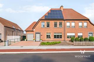 <p>Op zoek naar een woning waar niets meer aan te doen is? Deze prachtige halfopen bebouwing op de grens van Waasmunster &amp; Lokeren is tot in de puntjes gerenoveerd en heeft tal van troeven!</p><p>Je komt de woning binnen via een inkomhal met apart toilet, en betreedt daarna een grote leefruimte uitgerust met een sfeervolle pelletkachel. Door de grote raampartijen is de leefruimte overgoten door natuurlijk licht. De prachtige, open keuken is afgewerkt met kwalitatieve materialen en toestellen van Miele, Novy &amp; Venduro, een pareltje om in te koken.</p><p>Op het eerste verdiep vind je een ruime, kwalitatieve badkamer met inloopdouche, ventilatie en dubbele lavabo met verwarmde spiegels. Het verdiep is verder nog aangevuld met een apart toilet en berging. De grote slaapkamer beschikt over inbouwkasten, en een 2e ruime kamer geeft toegang tot de zolder. Mits het plaatsen van een vaste trap kan je hier nog 1 à 2 extra kamers realiseren, goed voor 3 à 4 slaapkamers in totaal.</p><p>✅ Volledig gerenoveerd en instapklaar</p><p>✅ Lichtrijke leefruimte met gezellige pelletkachel</p><p>✅ Kwalitatieve open keuken</p><p>✅ Ruime badkamer met inloopdouche &amp; dubbele lavabo</p><p>✅ 3 à 4 slaapkamers mogelijk</p><p>✅ Ruime, aparte garage</p><p>✅ Zeer laag KI, zonnepanelen met certificaten!!</p><p>✅ EPC C, mits kleine ingreep EPC A mogelijk</p><p>✅ Conforme elektriciteit, asbestveilig</p><p>Een woning zoals je ze zelden vindt, wacht niet te lang met een bezoek!</p><p>📩 gilles@woonvast.be — 📞 0491 94 95 38 — 🌐 www.woonvast.be</p>
