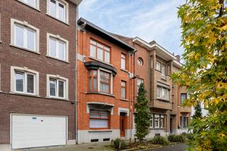 Welkom in de Schepen Dejonghstraat 21, gelegen op de meest begeerde straat van Sint-Truiden. Dit historische pand, op een perceel van maar liefst...