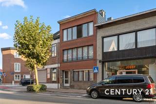 <p><span>Located on <strong>Battelsesteenweg in Mechelen</strong> is this attractive <strong>investment property consisting of three apartments</strong>, with one residential unit per floor. A great opportunity for investors looking for a renovation project with potential.</span></p><p><span>Battelsesteenweg is a major thoroughfare connecting the <strong>Mechelse Veste and the Battel Bridge</strong>. The property is located in a <strong>family-oriented neighborhood with a relatively young population</strong>, in a school district, and with easy access to downtown Mechelen.</span></p><p><span>The building is <strong>in need of renovation</strong> and comprises three apartments with similar practical layouts. Each apartment features a <strong>living area, two bedrooms, and a bathroom</strong>.</span></p><p><span>The <strong>ground-floor</strong> apartment also features a <strong>small courtyard</strong> that provides direct access to the <strong>garage</strong>. The apartments on the <strong>first and second floors</strong> each have a <strong>rear terrace</strong>.</span></p><p><span>Thanks to the combination of <strong>three separate residential units, outdoor space, and a garage</strong>, this property offers various opportunities for an investor. After renovation, the property can be developed into an attractive investment property in an easily accessible location in Mechelen.</span></p>