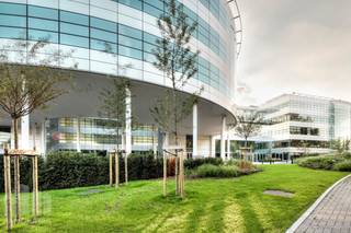 Discover this premium office space with a total surface area of 301 m². The building enjoys an excellent location close to the E411, offering quick access to the Brussels Ring (R0). The E40 and General Jacques Avenue (N4) are also nearby, ensuring fast and convenient connections to Brussels city centre and Brussels Airport.<br /><br />This move-in-ready office space is equipped with air conditioning and features a well-designed layout with private offices, glass partition walls, several meeting rooms suitable for both one-to-one meetings and larger conferences, as well as spacious terraces.<br /><br />The building offers a large bicycle storage area with shared bikes, as well as secure indoor and outdoor parking facilities equipped with charging stations for electric vehicles. Occupants also benefit from a wide range of on-site amenities, including a coworking space, a restaurant, a professional reception and shower facilities.<br /><br />The building also stands out for its sustainable features, including a green roof, solar panels and a rainwater harvesting system, contributing to an energy-efficient and future-oriented working environment.<br /><br />Contact PANORAMA B2B for more information or to arrange a no-obligation viewing on +32 477 09 00 09.
