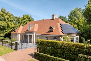 Prachtige villa met binnenzwembad, 5 slaapkamers en 3 badkamers op een perceel van 4.000 m2 te Kasterlee.Deze residentiële villa is gelegen in een...