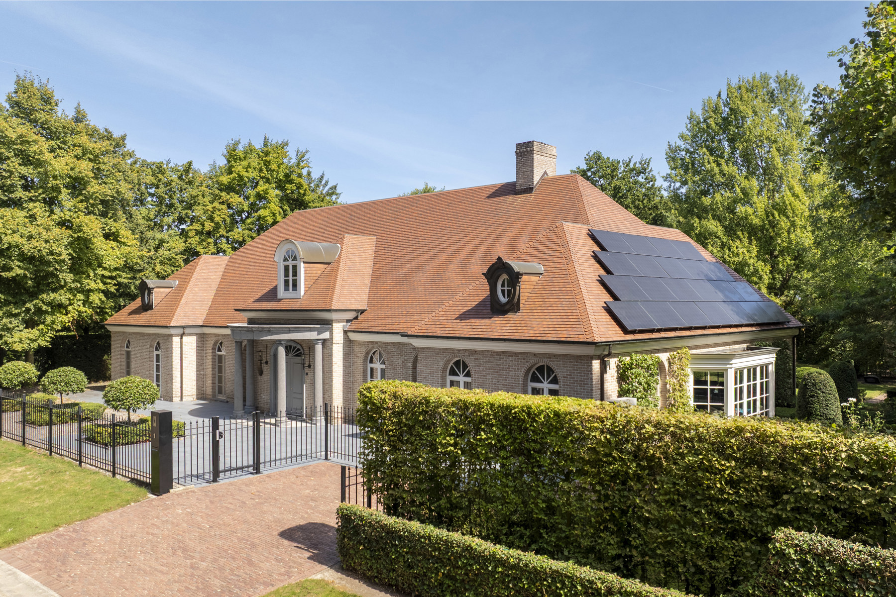 Riante villa met 5 slpk, 3 badk. & binnenzwembad op 4.000 m2 - foto 3