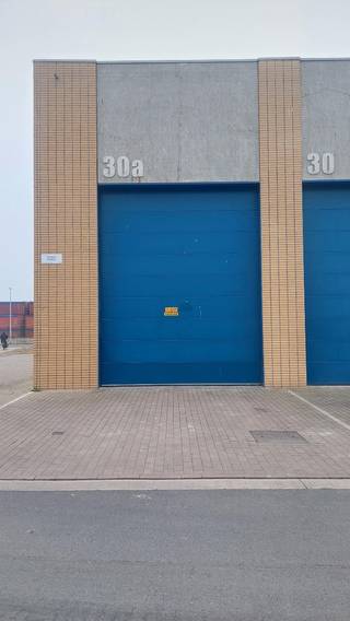 Deze loods / opslagruimte is gelegen aan de Vismijn te Oostende aan de Eduard Anseelekaai De loods is 60m² groot met een hoge automatische poort aan...