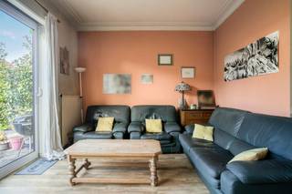 Deze degelijke en ruim opgebouwde gezinswoning bevindt zich in de rustige Diepestraat te Wemmel. Het pand kent een heldere, praktische indeling en beschikt over veel natuurlijke lichtinval. <br /><br />Op het gelijkvloers komt u binnen via een ruime inkomhal. Hier vindt u een grote inpandige garage met veel bergruimte, een voorraadkelder en de centrale verwarmingsruimte. <br /><br />De trap leidt naar de eerste verdieping op tuinniveau. De grote leefruimte biedt plaats aan een zithoek en een eetgedeelte. Vanuit de living heeft u via het terras direct toegang tot de tuin. Naast de leefruimte bevindt zich de aparte, functioneel ingerichte keuken. De overloop op deze verdieping geeft toegang tot een vestiaire, een berging en een apart toilet. <br /><br />Op de bovenste verdieping liggen drie ruime slaapkamers, waarvan de grootste kamer zeer royaal is. Alle kamers hebben goede lichtinval. Verder bevindt zich hier de badkamer met alle bascisvoorzieningen. <br /><br />Dit is een praktische en functionele woning met tuin en garage, gunstig gelegen nabij scholen, winkels, openbaar vervoer en de belangrijkste uitvalswegen in Wemmel.<br /><br />Het huis is momenteel verhuurd.<br /><br />Interesse? Neem snel contact op voor meer informatie en / of een bezoek ter plaatse. <br /><br />Bestuursmaatregelen in het maatregelenregister: nee