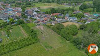 EERSTE BEZOEKDAG ZAT.: 13/06/2026 VANAF 9U (op afspraak 053/60.65.60!!) <br />LIEDEKERKE – Karaktervolle gezinswoning met achterliggende weide en grote loods op 30a 25ca<br /><br />Deze karaktervolle gezinswoning is centraal gelegen nabij winkels, scholen, openbaar vervoer, belangrijke invalswegen en het sportcentrum van Liedekerke.<br /><br />De woning omvat een ruime inkomhal met gastentoilet, een lichtrijke leefruimte en een aansluitende keuken met zicht op de tuin en weide. Op de eerste verdieping bevinden zich een nachthal, 3 ruime slaapkamers en een douchekamer. Via een vaste trap bereikt u de zolderverdieping, die dankzij de reeds aanwezige aansluitingen voor water en elektriciteit tal van uitbreidingsmogelijkheden biedt.<br /><br />Verder beschikt de woning over een grote kelder met wasplaats.<br /><br />De woning werd de laatste 2 jaar gerenoveerd. Zo werden onder meer de vloeren, elektriciteit, PVC-ramen met dubbele beglazing, toegangspoort en vloerisolatie vernieuwd. De woning wordt verwarmd via centrale verwarming op aardgas.<br /><br />Een absolute troef zijn de ruime loodsen en bijgebouwen (ca. 172 m²), bereikbaar via de brede doorgang naast de woning. Ideaal voor zelfstandigen, opslag, hobby's of dierenliefhebbers. De achterliggende weide en zuidgerichte tuin maken het geheel compleet.<br /><br />De vermelde prijs is een richtprijs. Na ontvangst van de biedingen zal de verkoper beslissen of hij/zij de eigendom verkoopt aan het beste bod. De richtprijs is aldus niet bindend voor de verkoper. Voor meer info kunt u ons contacteren of het reglement raadplegen op onze website.