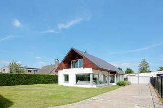 Deze praktische bungalow (met ingerichte zolder) in Berlare gelegen op een perceel van 858m² is een ideale woning voor wie op zoek is naar ruimte, comfort en privacy. De woning, gebouwd in 1971 en heeft een bewoonbare oppervlakte van 194m².<br /><br />Het interieur van de woning is ruim en licht, met grote ramen die zorgen voor veel natuurlijk lichtinval. De woonkamer is gezellig ingericht, wat zorgt voor een warme en uitnodigende sfeer. De keuken is volledig uitgerust met moderne apparatuur en biedt voldoende ruimte om te koken en te genieten van maaltijden. Er zijn in totaal 3 slaapkamers, wat de woning ideaal maakt voor een gezin. Boven is er een 4de hobby/leefruimte met open haard wat het wel uniek maakt. <br /><br />De tuin rondom de woning is goed onderhouden en biedt veel ruimte om te ontspannen. Er is ook een terras waar je in de zomermaanden heerlijk kunt genieten van een barbecue of gewoon kunt relaxen.<br /><br />Indeling; binnengekomen; ruime inkomhal, living ruimte met open keuken, bureauruimte nabij de living, ruime badkamer met wasruimte en 3 slaapkamers met de mogelijkheid om een 2de badkamer te voorzien. Boven een fantastische open ruimte die kan dienen als hobbyruimte, extra living of 4de slaapkamer. <br /><br />Voor meer informatie -> xavier@@makelaarshuys.be / 0468 31 17 51