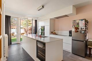 <p><span>Op zoek naar een gezellige thuis op een toplocatie?</span><br /><span>Dan zou deze woning met drie slaapkamers & tuin wel eens jouw perfecte match kunnen zijn!</span><br /><br /><span>Deze instapklare woning is met zorg onderhouden en verwelkomt je met een inkomhal met handige ingemaakte kasten. Op het gelijkvloers vind je onder andere een ruime, volledig geïnstalleerde keuken met zicht op de tuin en een apart toilet.</span><br /><br /><span>De lichtrijke woonkamer bevindt zich op de eerste verdieping en is afgewerkt met een parketvloer.</span><br /><br /><span>De woning beschikt over 3 volwaardige slaapkamers, die je helemaal naar wens kan inrichten als gezellige kinderkamers, rustige thuiswerkplek of hobbyruimte.</span><br /><br /><span>De badkamer is uitgerust met zowel een douche als een bad, zodat je kan kiezen tussen snel verfrissen of heerlijk ontspannen — geen keuzestress dus.</span><br /><br /><span>Buiten wacht een gezellige tuin waar je kan ontspannen, aperitieven of gewoon genieten van het groen.</span><br /><br /><span>Extra troef: Zowel de kelder als de zolder zorgen voor heel wat extra bergruimte — ideaal om alles wat je niet dagelijks nodig hebt netjes te laten verdwijnen, zodat je woning lekker opgeruimd blijft.</span><br /><br /><span>Bovendien is de woning energiezuinig én is de elektrische installatie conform.</span><br /><br /><span>Troeven:</span><br /><br /><span>- Gunstig EPC</span><br /><span>- Toplocatie</span><br /><span>- Ingemaakte kasten</span><br /><span>- AREI conform</span><br /><span>- CV op gas (nieuwe condensatieketel)</span><br /><span>- Vraagprijs = richtprijs</span><br /><br /><br /><span>Attesten (EPC, asbest, EK) zijn beschikbaar via onze website: https://jamar.immo/</span><br /><br /><span>Wg, Gvkr, Gvv, Vg, Gmo, Geen overstromingsgevoelig gebied, geen WORG</span></p>