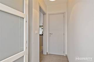 Halfopen instapklare woning in rustige buurt!Indeling:Via de inkomhal met gastentoilet komt u in de ruime, lichtrijke living met open,...