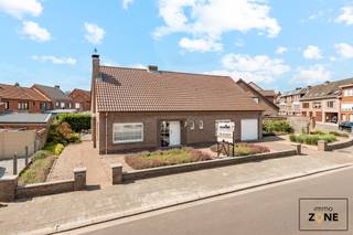 Bent u op zoek naar een ruime kangoeroewoning in een rustige buurt? Dan is deze woning zeker iets voor u!U betreedt de woning via een royale...