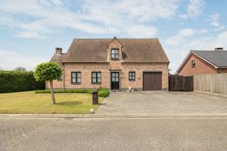 Te koop: Ruime woning met huurder in Vorselaar!BEZOEKMOMENT: ZATERDAG 27 JUNI van 10u tot 12u. INSCHRIJVEN VERPLICHT!Deze ruime woning is rustig gelegen in een doodlopende straat, op een gunstige locatie vlak bij het centrum. Dankzij haar ruime indeling en uitstekende ligging biedt ze tal van mogelijkheden, zowel als investering als voor toekomstig eigen gebruik.De woning is momenteel verhuurd, waardoor je meteen kunt genieten van een interessante huuropbrengst. Kenmerken:Woning met veel ruimte en eindeloze mogelijkheden.De woning beschikt over meerdere slaapkamers en biedt dankzij haar indeling over heel wat mogelijkheden voor gezinnen of investeerders.Verder beschikt de woning over een aparte ingang met bureel en een praktische inpandige garage.De bestaande huurovereenkomst blijft van kracht en dient gerespecteerd te worden.Oppervlakte: 666m²Bewoonbare oppervlakte: 276m²Locatie: Vinkenlaan 1, 2290 VorselaarBIJZONDERHEDEN: Elektriciteit niet conform - Perceelscore C & Gebouwscore A - Oppervlaktematen zijn indicatief volgens epc.Mis deze kans niet.Contacteer ons vandaag nog en ontvang als eerste informatie over deze interessante woning.