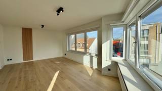 Agréable appartement de coin rénové et lumineux à quelques pas du centre de Knokke. Hall d'entrée. Salon et salle à manger spacieux avec cuisine semi-ouverte équipée de tous les appareils électroménagers (avec lave-linge/sèche-linge combiné). Débarras. 2 chambres à coucher de taille normale. Salle de bains (douche, lavabo et toilettes).  Possibilité d'acheter une place de parking dans la résidence. Petite copropriété.