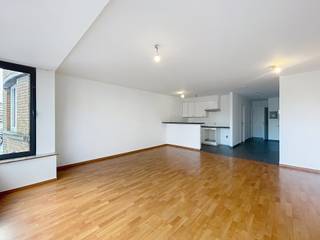 SCHAERBEEK, vlakbij Meiser en het Plaskyplein, gerenoveerd appartement met 2 slaapkamers van ± 80 m² op de eerste verdieping met lift. De indeling...