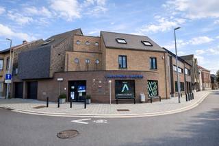 Uniek Kantoorgebouw met Ruim Appartement te Koop!Op zoek naar een veelzijdig kantoorgebouw met een ruim appartement? Dit pand combineert...